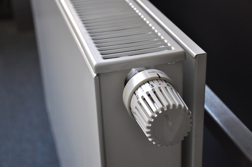 Moderne Heizungsanlage mit Thermostatventil